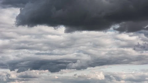 Airy, fluffy clouds roll gently across the blue sky. Vídeo Stock 118747815