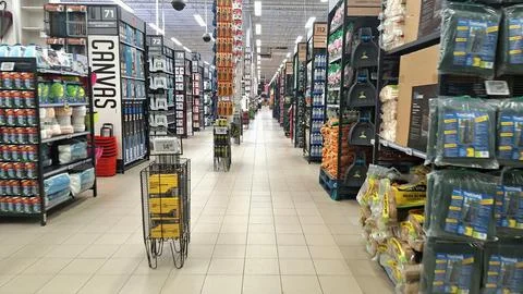 Aisles filled with various hardware store merchandise in Toronto Stock-Fotos