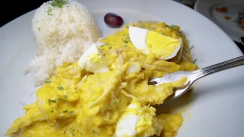 Aji de Gallina served on a bed of rice. Typical Peruvian food Stock-Footage 340053378