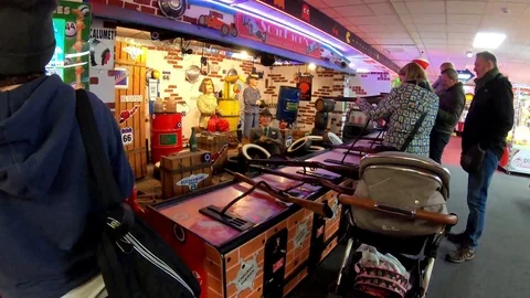Al Capone shooting game in arcade, people shooting Stockbeeldmateriaal 122285835