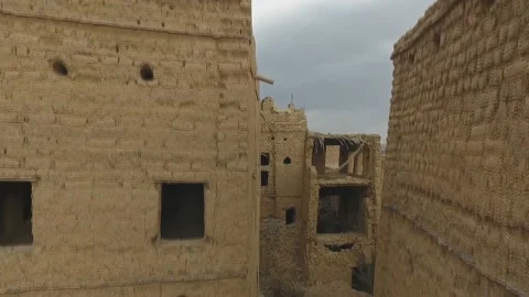 Al Hamra is a 400-year-old town in the region Ad Dakhiliyah Video stock 108765979