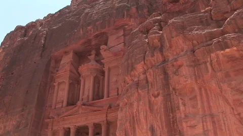 Al-Khazneh upper facade Stock Footage 71948277