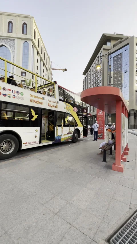Al Madinah Sightseeing Bus Stop - Pilgrims Waiting and City Tour Vibes Vídeo Stock 320374355
