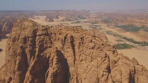 Al-Ula, Saudi Arabia. Overlooking the mountain valley landscale 库存影片 106917557
