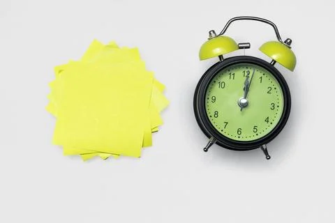 The alarm clock and empty note paper for copy space Stockfoto's