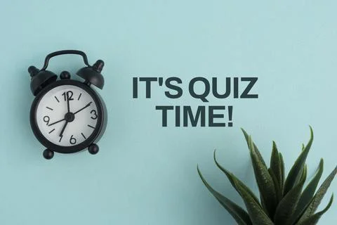 Alarm clock and text reading IT'S QUIZ TIME! on a paper background, represe.. 스톡 사진