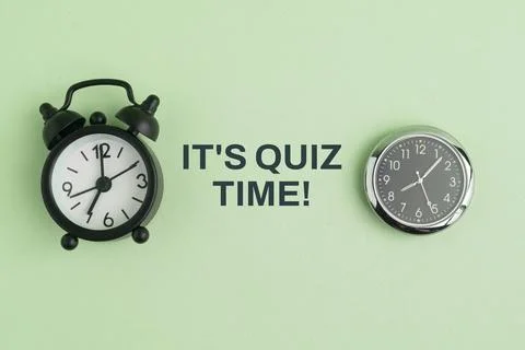 Alarm clock and text reading IT'S QUIZ TIME! on a paper background, represe.. 库存照片