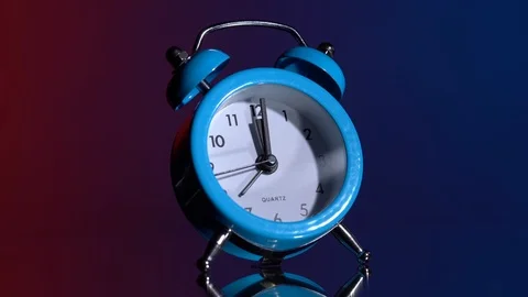 Alarm clock on a colored background Vidéo 120542953
