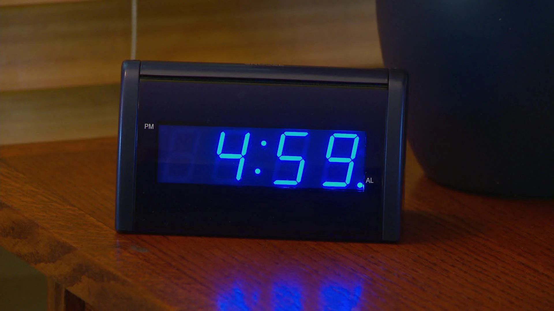 Электронные часы показывают 10 58 40. Будильник Alarm Clock 1.9.2.7. Электронные часы 5 00. Электронные часы 4 часа. Электронные часы 8 утра.
