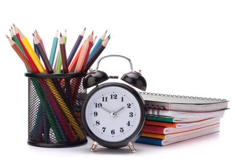 Alarm clock, notebook stack and pencils. schoolchild and student studies acce Foto stock