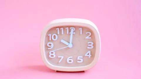 Alarm clock on pink background close-up, front view. Vidéo 227659273
