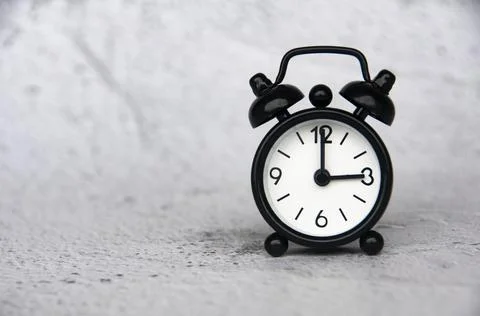 Alarm clock pointing at 3 o'clock with customizable space for ideas or text. Foto stock