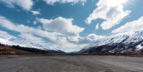 Alaskan Mountain Range under a Cloudy Sky Stock-Fotos