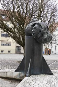  Albert Einstein Brunnen vor dem Amtsgericht in Ulm 23.02.25 *** Albert Ei... Foto stock