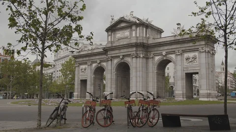 Alcalá Gate Madrid empty only one black car passing by. COVID19 動画素材 130027187