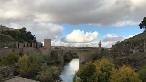 Alcantara Bridge: Reflections of Tagus River, Toledo Vidéo 252604342