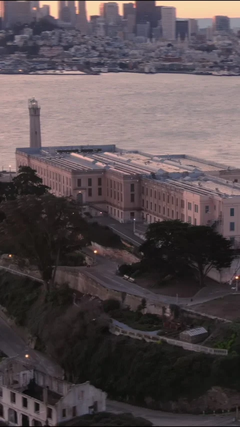 Alcatraz Island prison complex with San Francisco skyline. San Francisco, USA 스톡 동영상 313705908