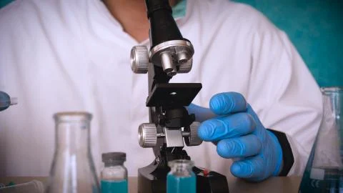 The alchemist checks the test tubes with a test of different compositions. Foto stock