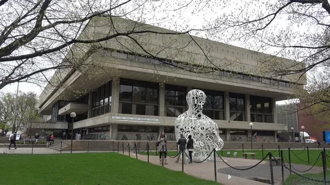 Alchemist sculpture in front of the MIT Stratton Student Center building. Vídeos de archivo 120168284