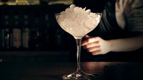 Alcohol cocktail on a bar Stock Footage 85405554