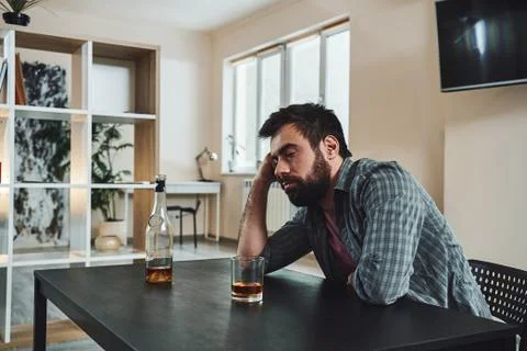 Alcohol does not solve problems but becomes a problem in itself. Drunk man with Stockfoto's