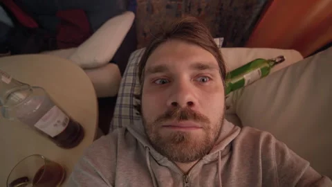 Alcoholic blackout hangover problem. Alcohol addiction man waking up Vídeos de archivo 277516998