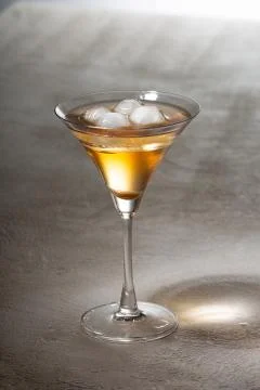 Alcoholic drink with ice on a light table, copy space Foto stock