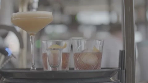Alcoholic drinks with fruit on a platter in a bar Stock Footage 201158649