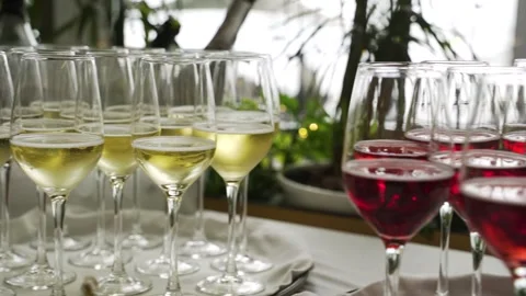 Alcoholic drinks on table with white tablecloth. Stock-Footage 332979962