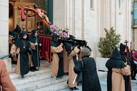 Alcoy, Spain - 2026/04/01: Religious float with Jesus on the cross Stockfoto's
