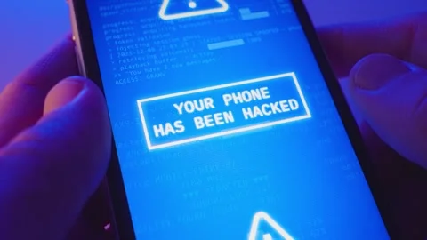 Alert message notification on smart phone screen warning for hacker attack Vidéo 323842317