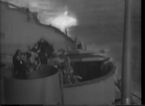 ALEUTIAN ISLANDS - 1943: Kiska task force — gun crew and breaking white water 库存影片 343135525