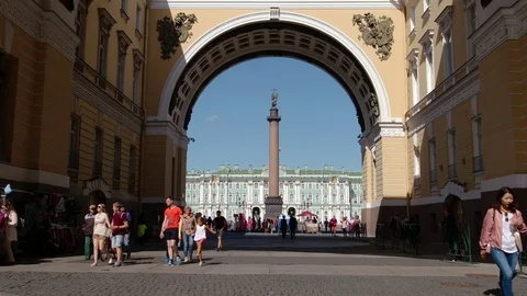 Alexander column through Arch of General staff building and tourists in summer Stock Footage 84158065