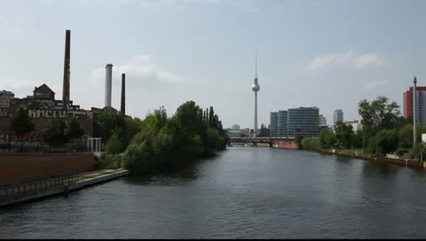 Alexander tower overlooking the Spree Vídeo Stock 11359173