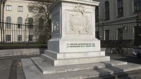 Alexander von Humboldt statue in front of Humboldt University in Berlin Vídeo Stock 11492908