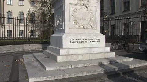 Alexander von Humboldt statue in front of Humboldt University in Berlin Vídeo Stock 11493382