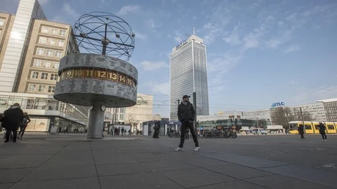 Alexanderplatz world clock Berlin 02 库存影片 91454672