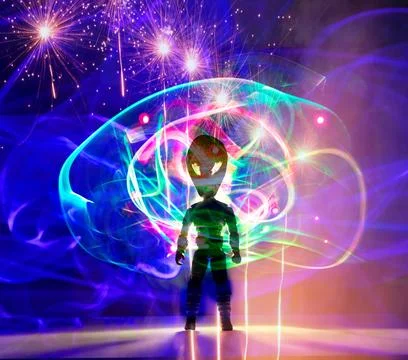 Alien figure surrounded by light trails and energy patterns Foto stock