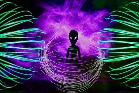 Alien figure surrounded by light trails and energy patterns Foto stock
