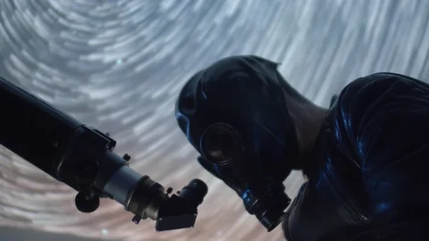 Alien mean looking creature man using telescope to look at sky 库存影片 107303835