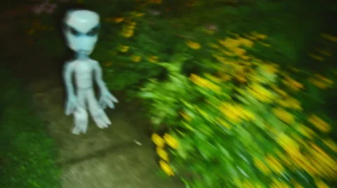 Alien outside creepy night Vídeo Stock 53461119