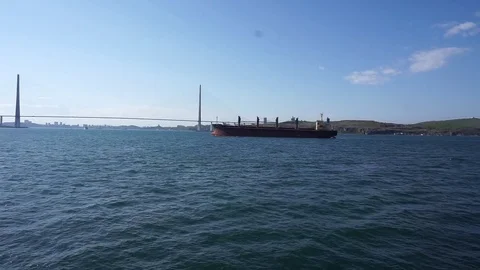 The alien at the port is Vídeo Stock 78262424