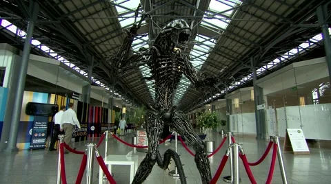Alien sculpture in shopping centre Video stock 54540059