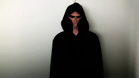 Alien stands talking. Stock Footage 99612930