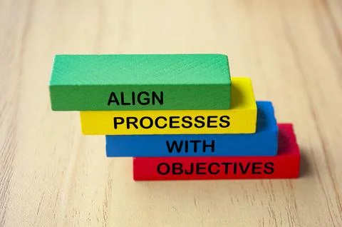 Align processes with objectives text on multicolored wooden blocks. Busines.. Foto stock