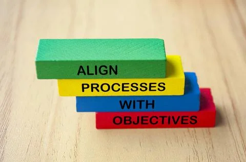 Align processes with objectives text on multicolored wooden blocks. Busine... Foto stock