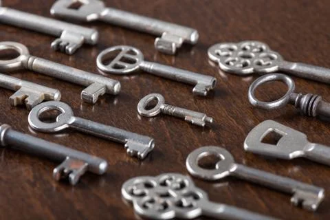 Aligned old keys Stock-Fotos