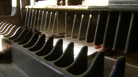 Aligning Paper in a Paper Cutting Machine 스톡 동영상 33055602