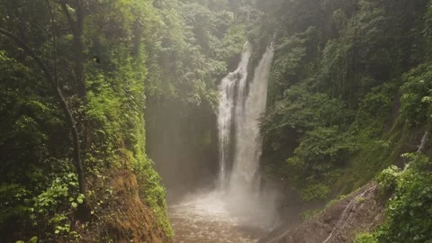 Aling-aling waterfall flowing through lush green jungle in bali 库存影片 340845546