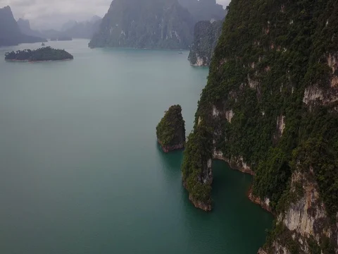 All-around looking Cheow Lan Lake, mountain, small islands 스톡 동영상 78677006